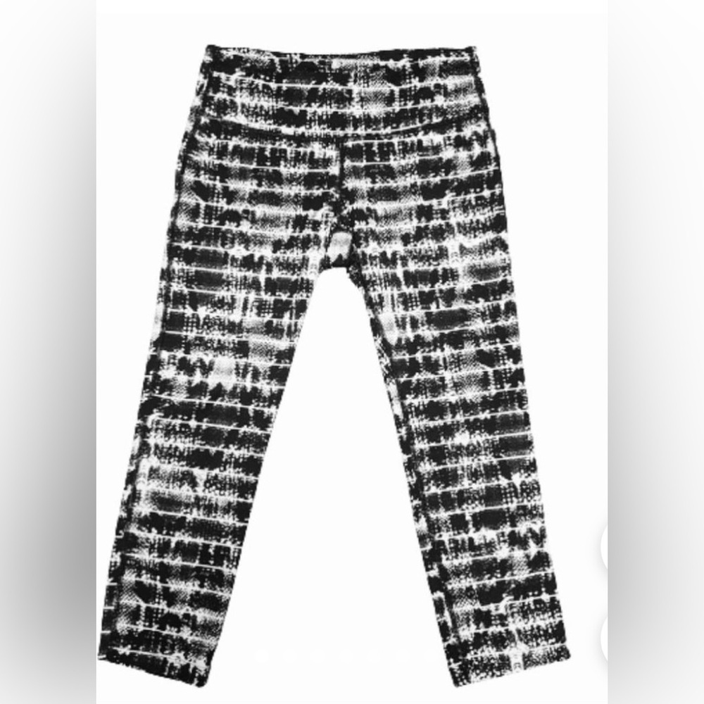 NIKE black and white Dri-fit‎ cropped leggings size XL